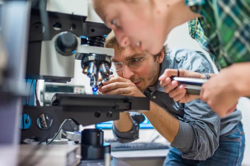Vědci FZU při práci s mikroskopem