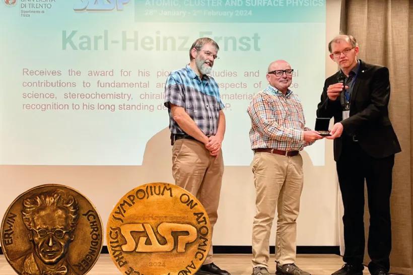 Zlatou medaili SASP Erwina Schrödingera získal Karl-Heinz Ernst (uprostřed)
